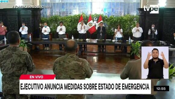 Presidente Martín Vizcarra, ministros, policía y Fuerzas Armadas aplauden como muestra de agradecimiento al personal que se expone para enfrentar el COVID-19 en el país. (Foto captura: Presidencia Perú)
