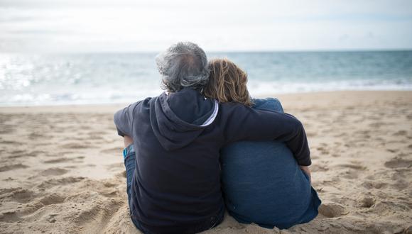 En esta imagen referencial se aprecia a una pareja de ancianos que se encuentra contemplando el mar. (Foto: Canva)