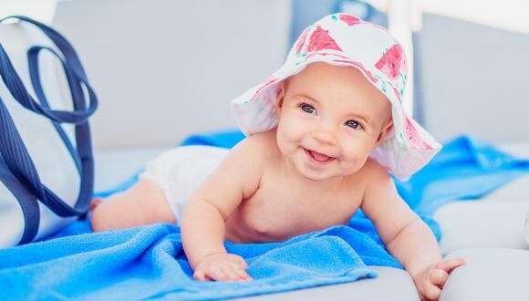Después del primer año de vida los niños recién pueden ir a la playa o piscina, pero no por periodos prolongados.