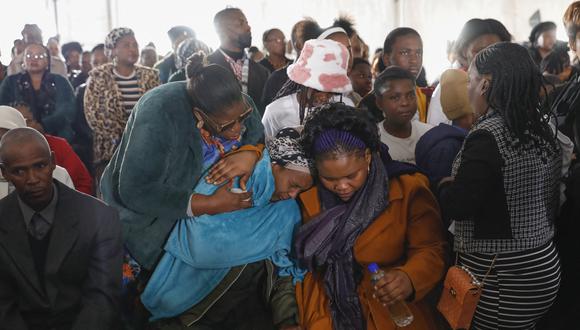 Los familiares reaccionan después de que 21 personas, en su mayoría adolescentes, murieran en circunstancias poco claras en una taberna del municipio el mes pasado, en un incidente que conmocionó a Sudáfrica. (Foto de Phill Magakoe / AFP)
