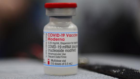 La eficacia de la vacuna de Moderna contra la infección por COVID-19 desciende con el tiempo, seguró un panel de expertos de la CDC. (Foto:  NORBERTO DUARTE / AFP)