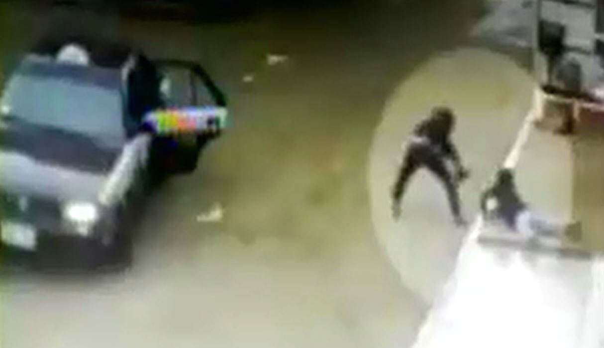 Delincuente en taxi arrastra a mujer por varios metros para robarle su cartera