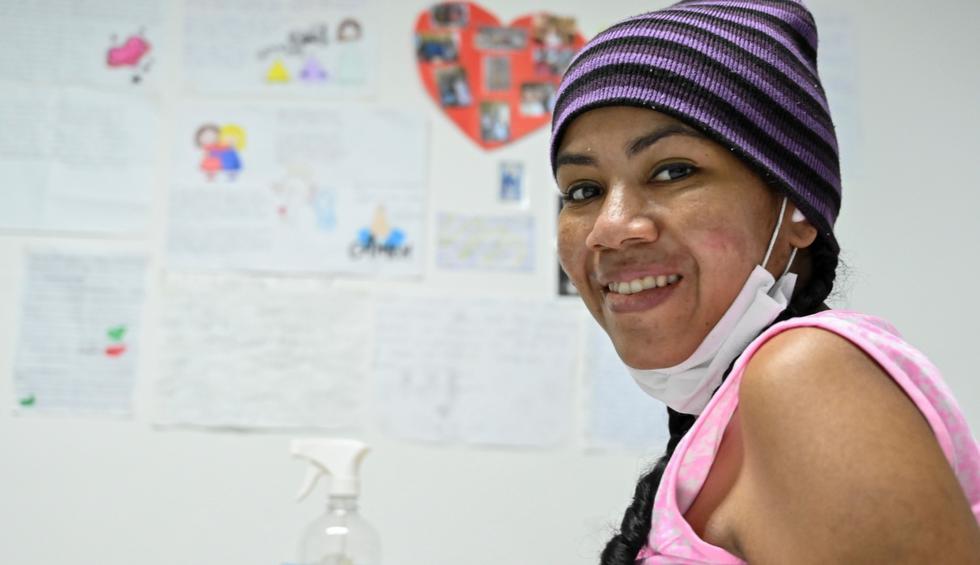 Diana Paola Angola, quien se recuperó del nuevo coronavirus, descansa en su habitación de la Clínica Versalles de Cali. (AFP / Luis ROBAYO).
