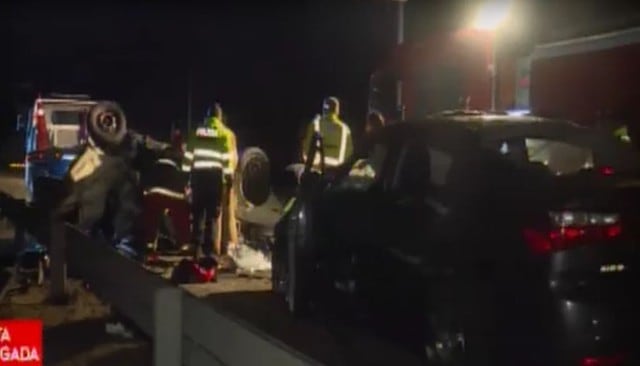 Conductor muere tras despistar su auto y chocar contra vehículo de policía de tránsito. Foto: Captura de pantalla de América Noticias