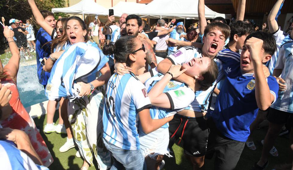 Un grupo de personas celebra el gol de la selección nacional el partido del Mundial de Qatar 2022 entre Argentina y Croacia, hoy, en la casa de Diego Armando Maradona, en el Barrio Devoto de Buenos Aires (Argentina). EFE/ Enrique Garcia Medina