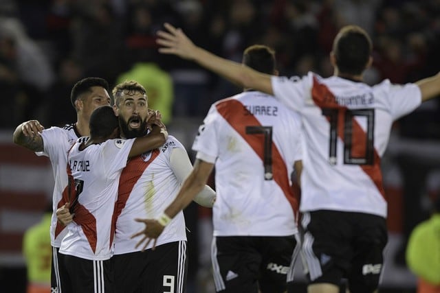 Matías  Suárez anota el tercer gol de River Plate en la final de la Recopa Sudamericana