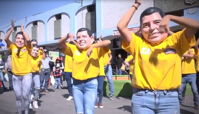 Candidato de Arequipa se viste de amarillo y baila al ritmo de peculiar versión del 'Pollito Pío'