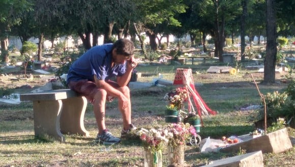 El padre que escucha todos los partidos por radio de San Martín de Tucumán junto a la tumba de su hijo. (Foto: Facebook - Marianela Yohis)