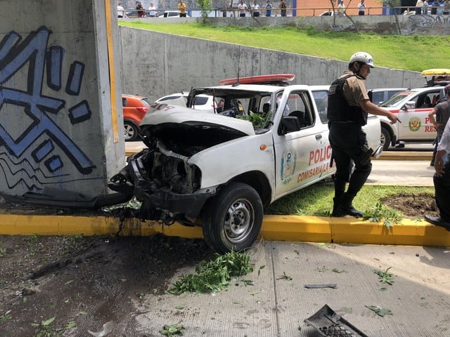Patrullero choca con puente de la Vía expresa y deja a dos policías heridos (Fotos: Caludio Vargas)