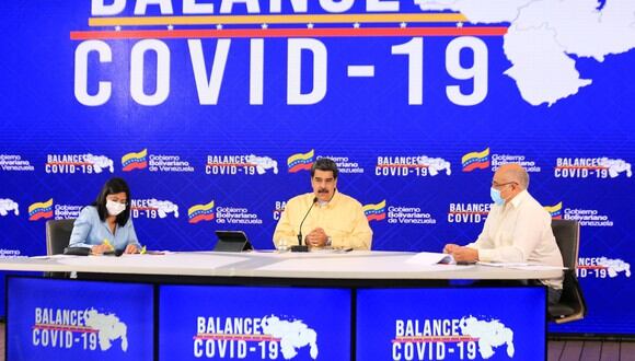 Nicolás Maduro presentó este domingo unas gotas que calificó como "milagrosas" y que, aseguró, neutralizan la covid-19 en un 100 % al usarlas cada cuatro horas. "Habiendo recibido el permiso sanitario oficial del país, puedo presentar la medicina que neutraliza el 100 % del coronavirus," dijo durante una alocución televisada. (Foto: EFE)