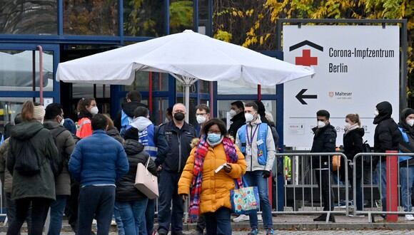 Europa ya atravesaba un aumento de casos mucho antes de la aparición de ómicron, lo que llevó a restablecer restricciones sanitarias, dando lugar a violentas manifestaciones el fin de semana pasado en Países Bajos y en las Antillas francesas. (Foto:  John MACDOUGALL / AFP)