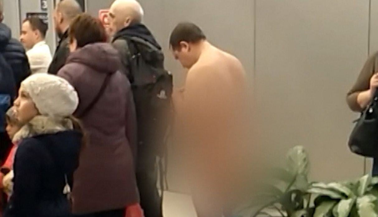 Fue desnudo al aeropuerto para intentar abarcar un avión porque la ropa "hace peor la aerodinámica del cuerpo". (Capturas: YouTube)
