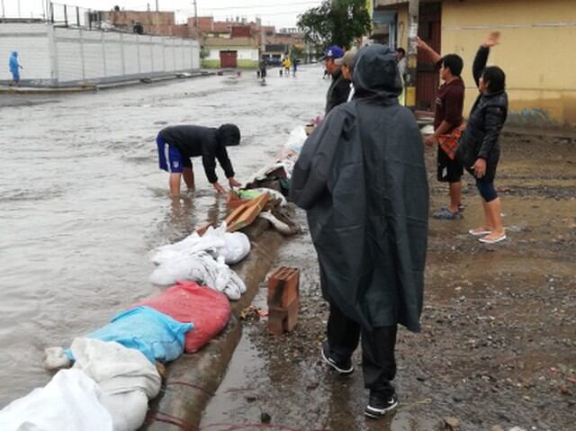 Desde la madrugada, pobladores tratan de evitar que las aguas residuales inunden sus casas. (Fotos: Radio Uno Tacna)