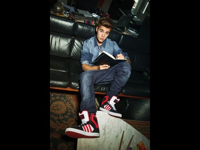 Justin Bieber regaló sus zapatillas en Alemania.