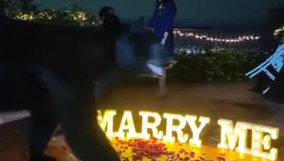 El animal apareció en medio de la propuesta matrimonial y arrancó las risas de los presentes. (Captura: @yadithvaldez)