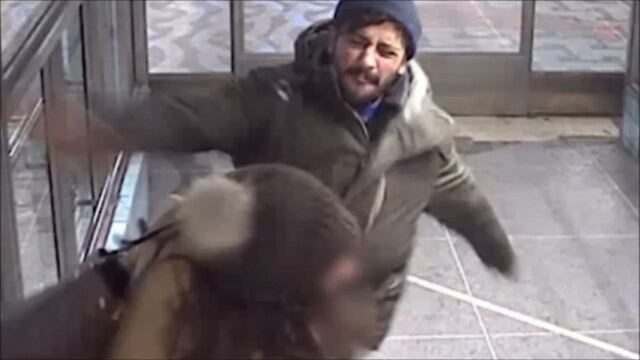 Un sujeto golpeó a una mujer que evitó un robo en una estación de trenes. (YouTube)