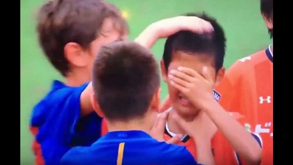 Infantiles del Barcelona tuvieron hermoso gesto al ganar el World Challenge Cup.