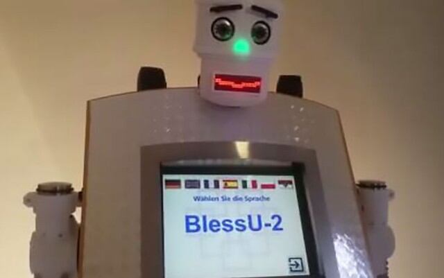 El Bless U-2 puede darte la bendición en cinco idiomas. El nuevo padre-robot forma parte de una exhibición armada para celebrar el aniversario del inicio de las reformas a la Iglesia en toda Europa.