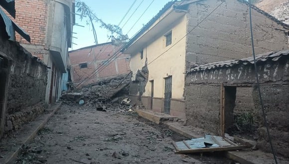 Imagen muestra casas en la ladera del cerro que se deslizó el jueves 30 de junio en el sector Cruz de Shallapa. (Captura: PNP)