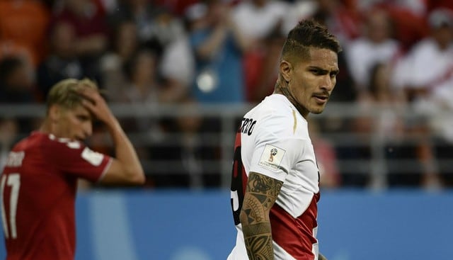 Paolo Guerrero cree que la derrota de la selección peruana ante Dinamarca fue injusta.  AFP)