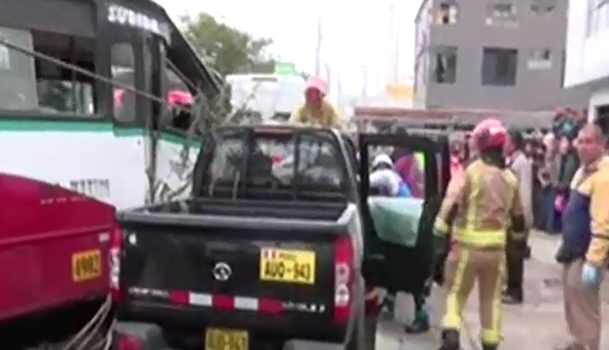 Bus ocasiona triple choque y deja seis heridos