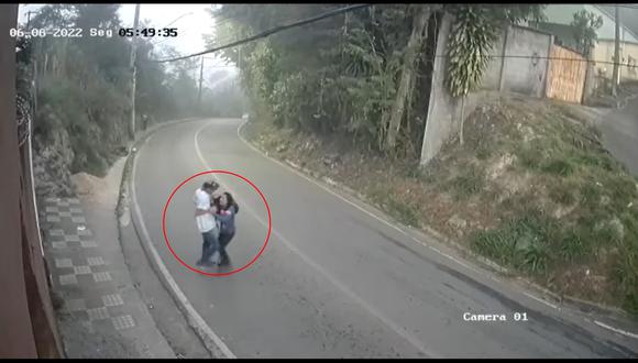 Del bus se bajó un grupo de hombres y le dio una paliza al ladrón. (Foto: Captura de video)