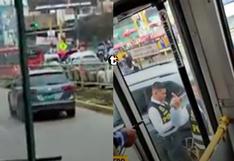 Metropolitano: Auto del Estado invade carril del Estado y encima agreden a chofer del bus | VIDEO