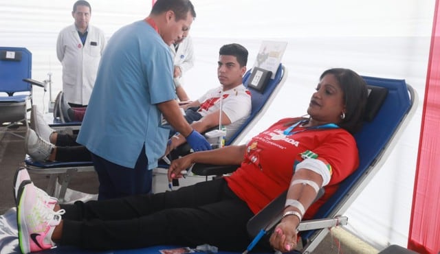 Doña Charo, mamá de Jefferson Farfán, dona sangre para campaña Únete a la Hinchada, gota de campeones. Foto: Juan Ponce