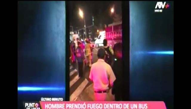 Vecinos, pasajeros y bomberos vivieron minutos de terror por hombre que incendió bus. (Capturas: ATV+)