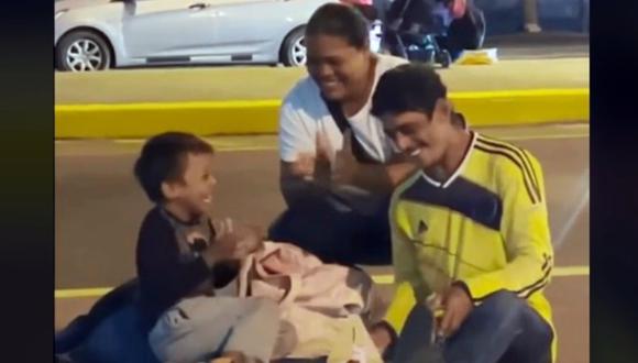Pareja se vuelve viral por celebrar el cumpleaños de su hijo en plena calle. (Foto: @saory2030 / TikTok)
