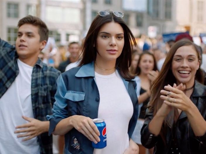 Kendall Jenner en el controvertido comercial de Pepsi,