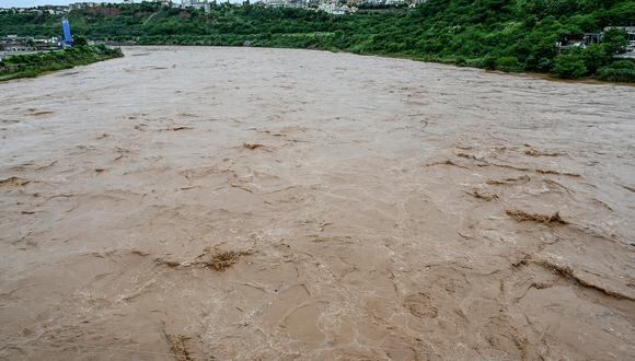 Las fuertes lluvias aumentaron el caudal del arroyo y arrastraron con fuerza a los pequeños. (Foto referencial: Aamir QURESHI / AFP)