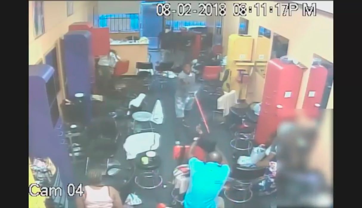 El dueño de una peluquería expulsó a escobazos a tres hombres armados. (YouTube | Houston Police Robbery)