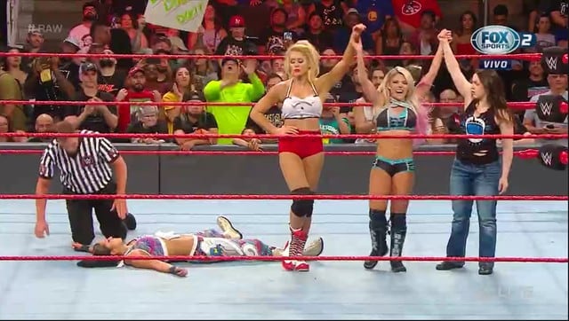 Las favoritas del Universo WWE Bayley y Becky Lynch cayeron derrotadas. (Captura Fox Sports 2)