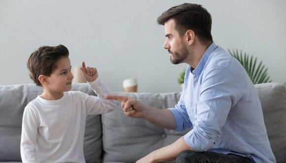 Si desde ahora tu niño empieza a culparte de sus malas decisiones, pregúntale por qué y deja que hable.