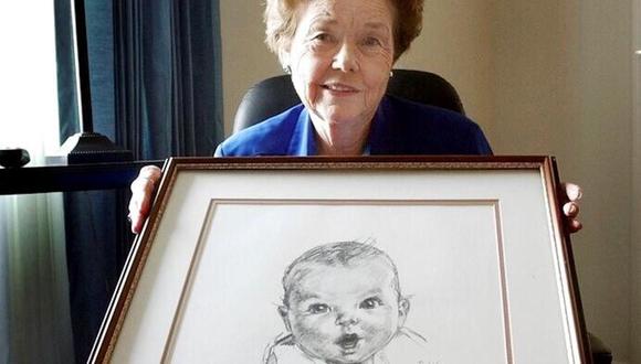 Ann Turner Cook, posa en su casa de Tampa, Florida, con una copia de su retrato, el cual está presente en todos los productos de comida para bebés de Gerber. Foto de archivo.