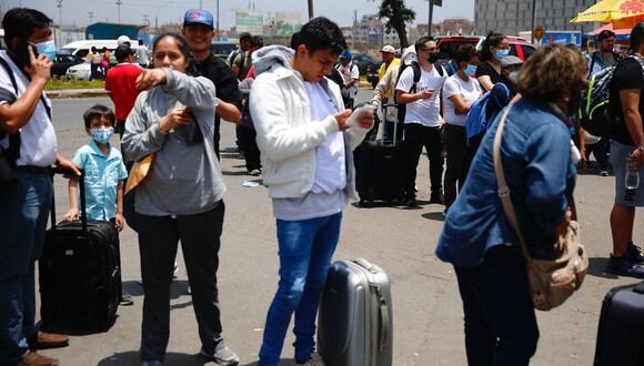 Situación de los turistas en el aeropuerto Jorge Chávez. Fotos Hugo Curotto/ @photo.gec