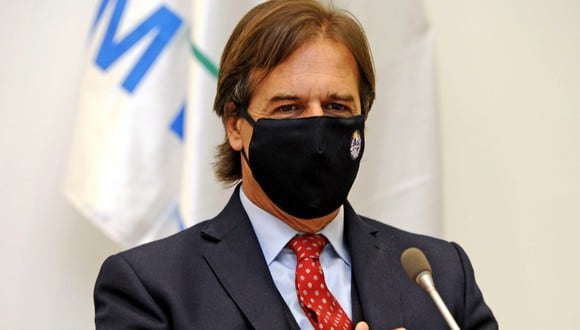 El presidente de Uruguay, Luis Lacalle Pou, usa una máscara facial durante una reunión de gabinete en Montevideo. (Foto: Presidencia de Uruguay / AFP)