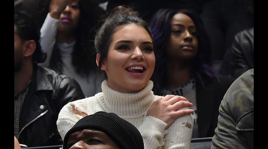 Kendall Jenner y Caitlyn Jenner llevaron el mismo outfit durante concierto. (AFP)