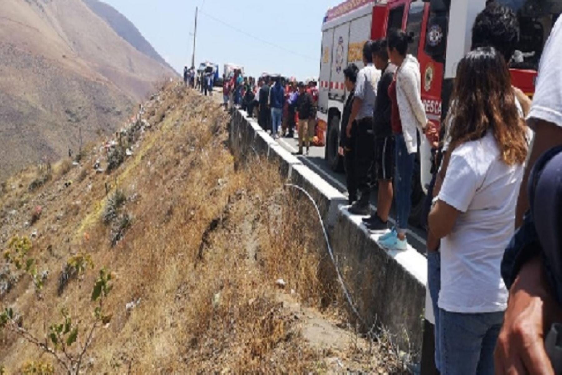 El accidente ocurrió al promediar las 11:25 a.m. despistándose al abismo de 500 metros de profundidad. (Andina)