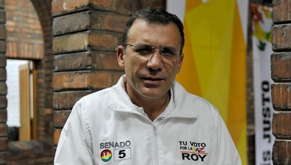 El senador colombiano Roy Barreras, candidato al Senado por el partido U, posa para una foto el 6 de marzo de 2014 en Bogotá. (Foto de GUILLERMO LEGARIA / AFP)