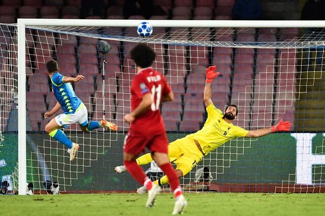 Lorenzo Insigne anota el único y dramático gol del partido en el que Napoli venció a Liverpool.