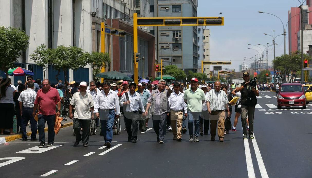 Comerciantes informales de La Victoria marchan hacia el Congreso. Foto: Manuel Melgar
