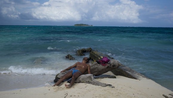 Un testigo de los hechos aseguró al Noticiero Popular de la Isla que vio al turista cuando iba en la moto y los tiburones no le daban oportunidad de que nadara. (Foto: EITAN ABRAMOVICH / AFP)
