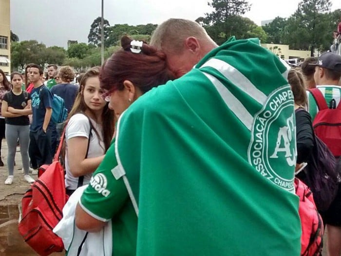 Los aficionados del Chapecoense se reunieron a las afueras del club para rezar.