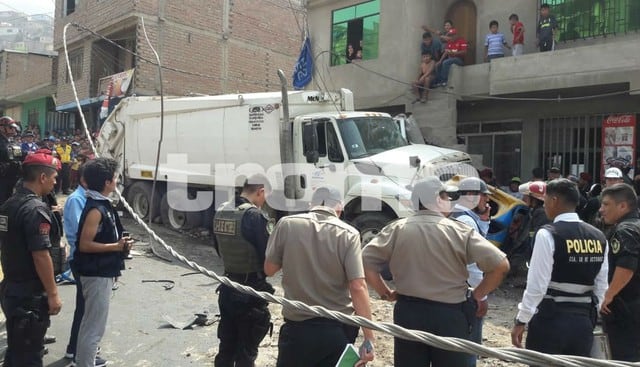 Camión de basura pierde el control, arrasa con 2 mototaxis y termina aplastando un auto en San Juan de Lurigancho. Video: Trome