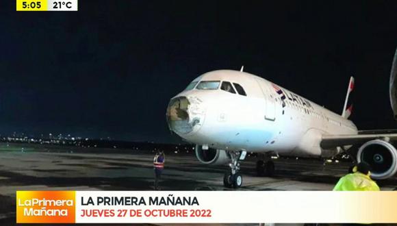 El avión procedente de Santiago de Chile tenía previsto arribar a Asunción, pero fue desviado a Foz de Iguazú (Brasil) debido a una fuerte borrasca que se abatió sobre la capital paraguaya. (Foto: captura Twitter)