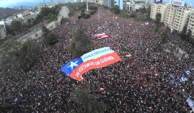 Más de un millón de personas reunidas en la Plaza Italia, en Santiago de Chile. (Twitter)