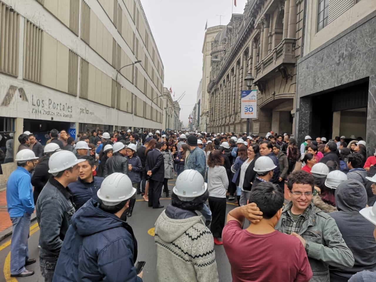Ciudadanos participaron del Simulacro Nacional de Sismo en el Cercado de Lima. (Foto: Anthony Niño De Guzmán)