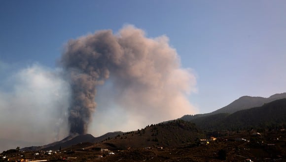 El Instituto Volcanológico de Canarias, Involcan, acaba de confirmar a través de su cuenta de twitter que el cono principal del volcán vuelve a emitir lava. (Foto: DESIREE MARTIN / AFP)